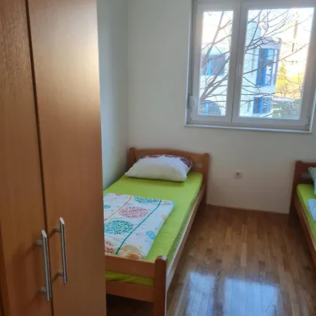 Stan Sa Garazom Apartment